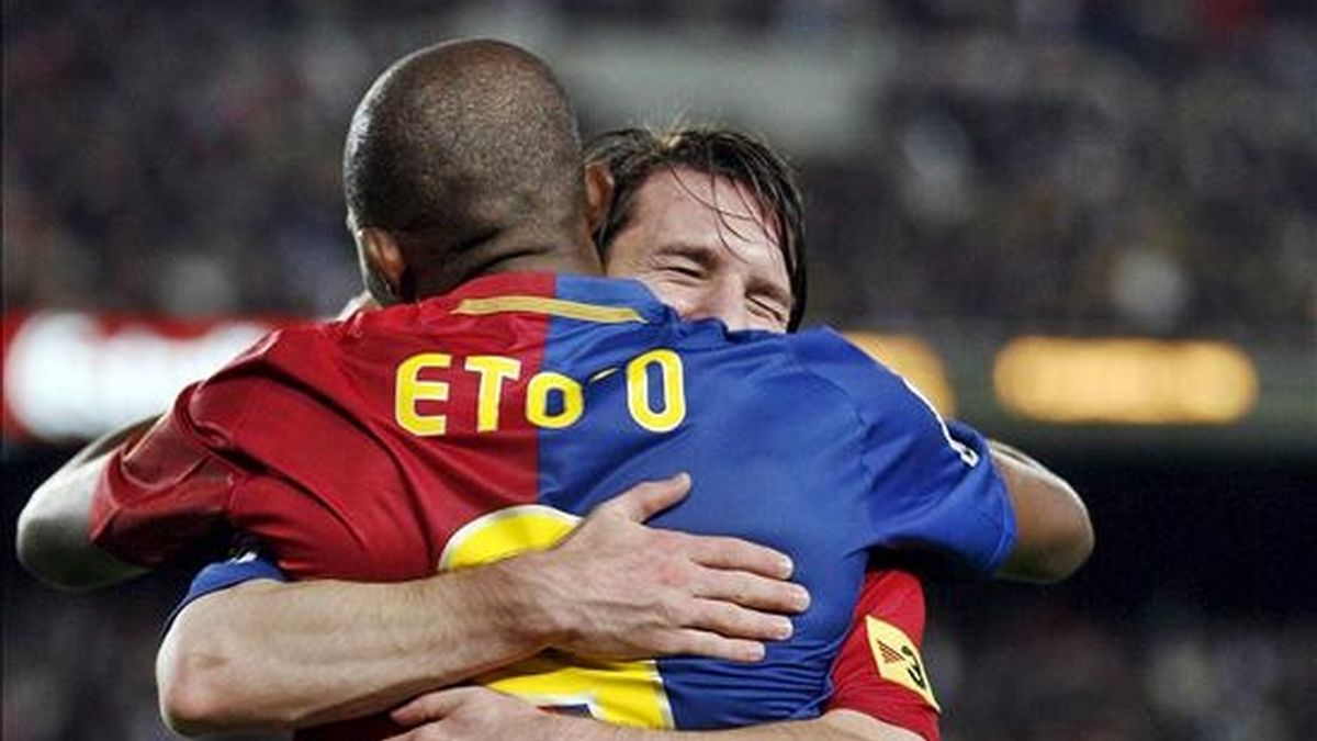 Los jugadores del F.C. Barcelona Samuel Etoo y Lionel Messi se abrazan tras conseguir un gol. EFE/Archivo