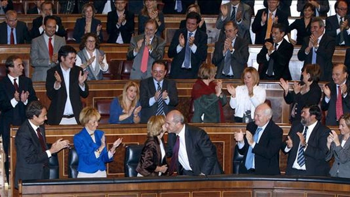 Los diputados socialistas aplauden y felicitan a la vicepresidenta segunda y ministra de Economía y Hacienda, Elena Salgado, después de que el pleno del Congreso rechazara hoy las cinco enmiendas a la totalidad presentadas a los Presupuestos Generales del Estado para 2011 con lo que el Gobierno consigue así continuar con la tramitación parlamentaria del proyecto de ley. EFE