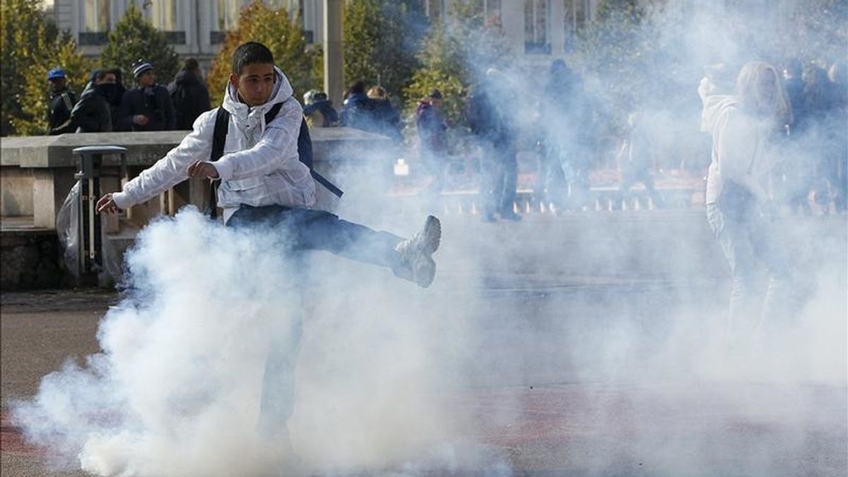 La policía francesa utilizó hoy gases lacrimógenos para desalojar a los manifestantes que desde hace varios días se habían concentrado en la parisiense plaza de la Bastilla en solidaridad con los "indignados" de España, informó la emisora "France Info". EFE/Archivo