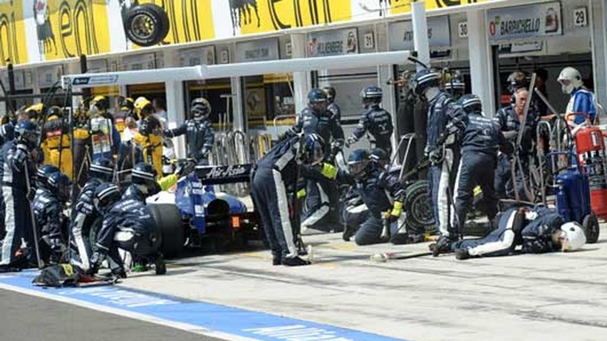Mercedes fue sancionada por la rueda que salió rodando y posteriormente volando por el pit 'lane' del coche de Nico Rosberg. Foto: EFE