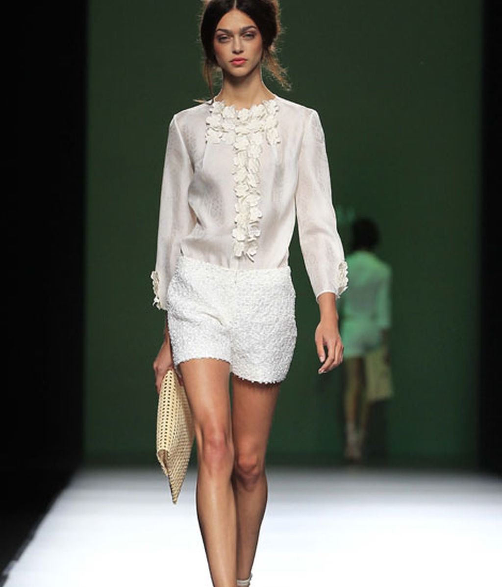 Blancos, crudos y amarillos se imponen en la pasarela