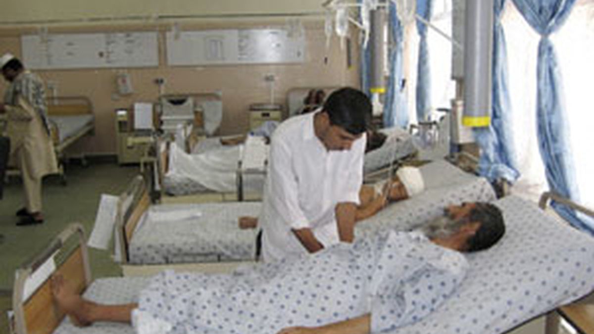 Heridos del accidente de autobús reciben atención médica en un hospital de Kandahar FOTO: EFE