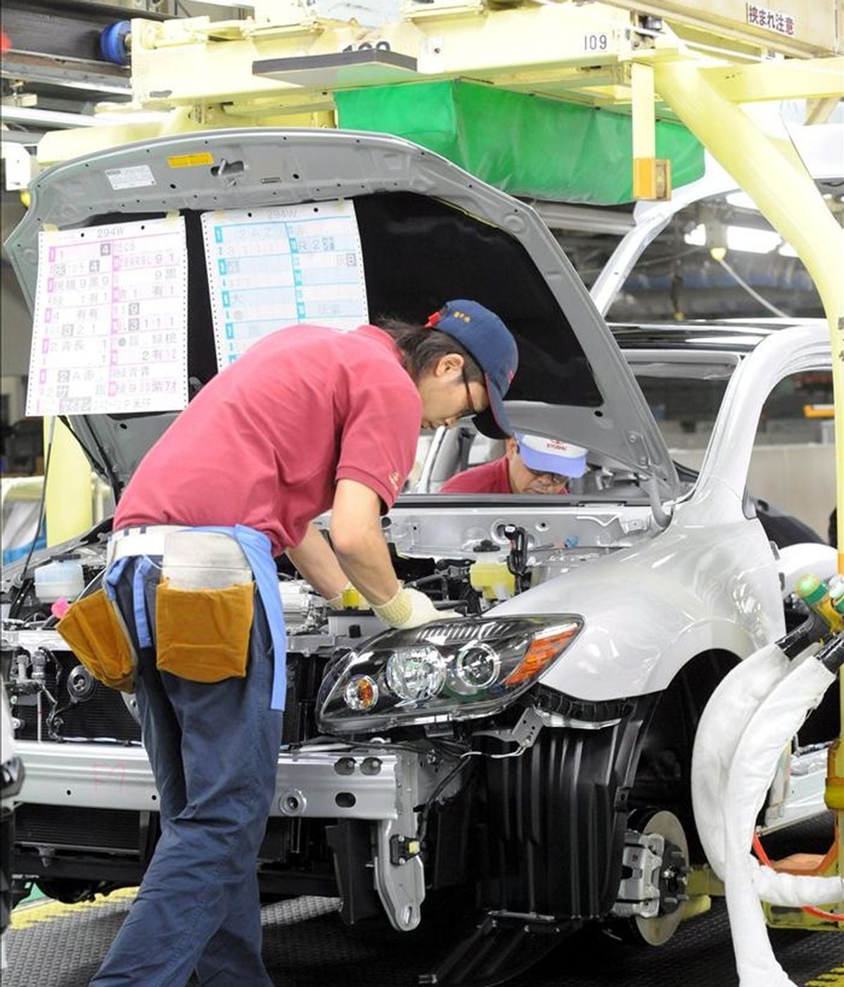 Un operario trabaja en el coche de tercera generación "Prius" en la fábrica de Toyota Motor Corp. de Tsutsumi en la ciudad de Toyota, Japón. EFE/Archivo