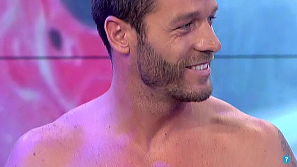 A petición popular, el extronista de 'Mujeres y hombres' presume de abdominales
