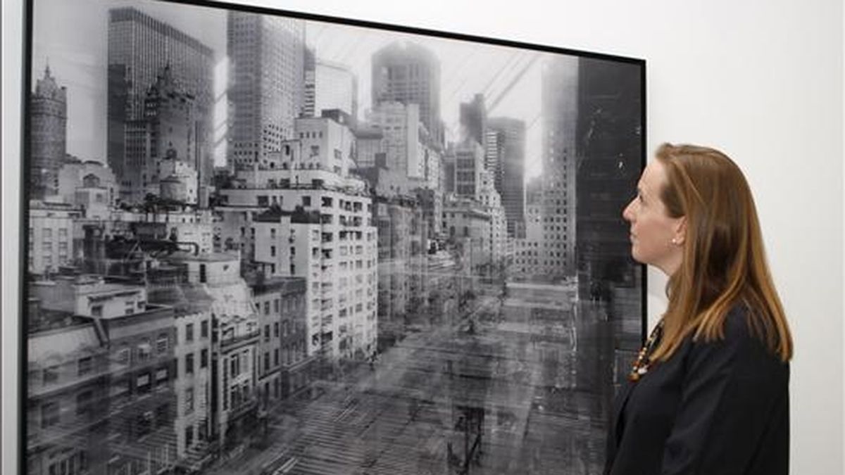 Sarah Hernmanson Meister, comisaria de la exposición "Retratos de Nueva York. Fotografías del MoMA", ante una fotografía de Michael Wesely, durante la presentación de la muestra en la Casa Encendida, que reúne más de un centenar de obras de maestros de la fotografía universal que muestran la belleza y complejidad de la ciudad de Nueva York a lo largo de todo un siglo. EFE