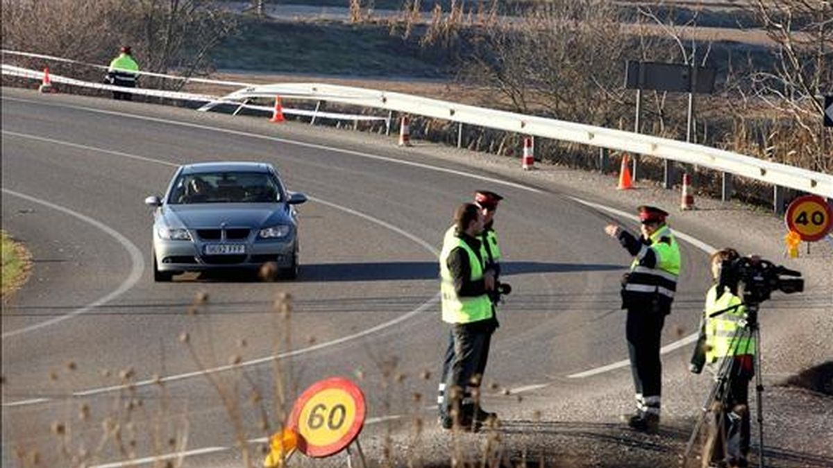 Unos Mossos d' Esquadra examinan el lugar donde se produjo un accidente en 2007 en el kilómetro 33 de la carretera C-13, en el término municipal de La Sentiu de Sio (Lérida). EFE/Archivo