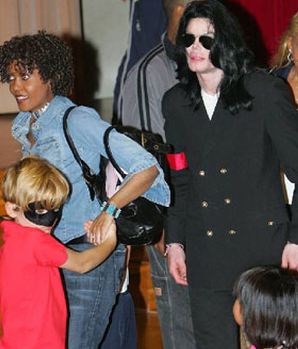 La niñera y asistente personal de Michael Jackson junto a él y a dos de sus hijos. Foto archivo