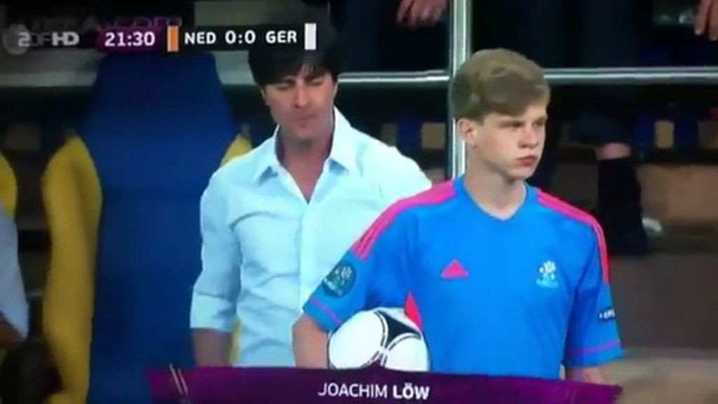 Joachin Low bromea con un recogepelotas durante la Eurocopa