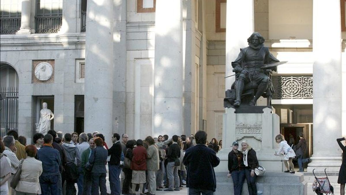 Varias personas hacen cola para entrar en el Museo del Prado en Madrid durante la Noche de los Museos. EFE/Archivo
