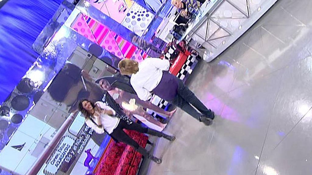 'Sálvame' propone bikinis a la colaboradora por si participa en 'Supervivientes'