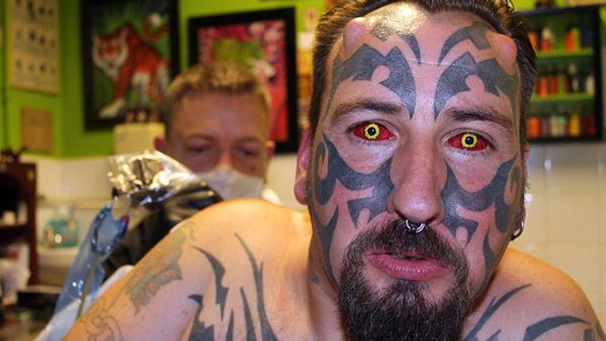 Se gasta 12.000 euros para convertirse en "hombre diablo"