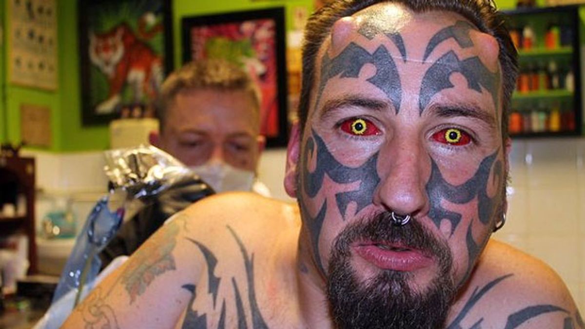 Se gasta 12.000 euros para convertirse en "hombre diablo" Se gasta 12.000 euros para convertirse en "hombre diablo"