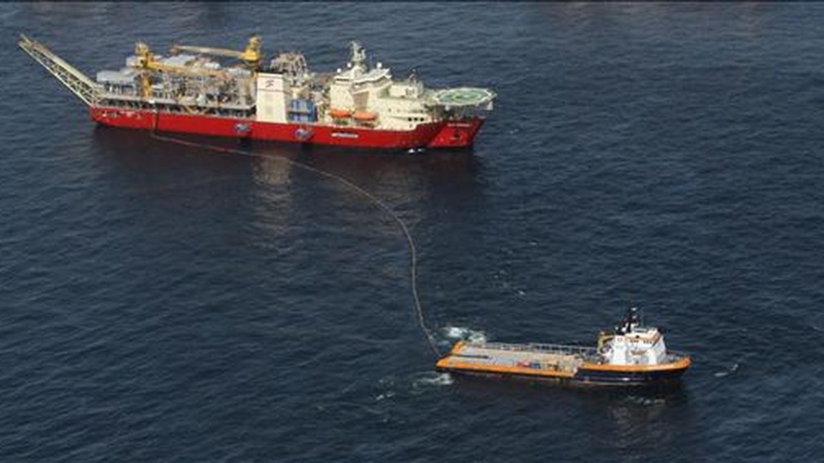 El vertido de petróleo comenzó a raíz de la explosión el 20 de abril, por causas no determinadas, de la plataforma petrolera "Deepwater Horizon", que se hundió en el mar posteriormente en un incidente en el que murieron once personas. EFE/Archivo