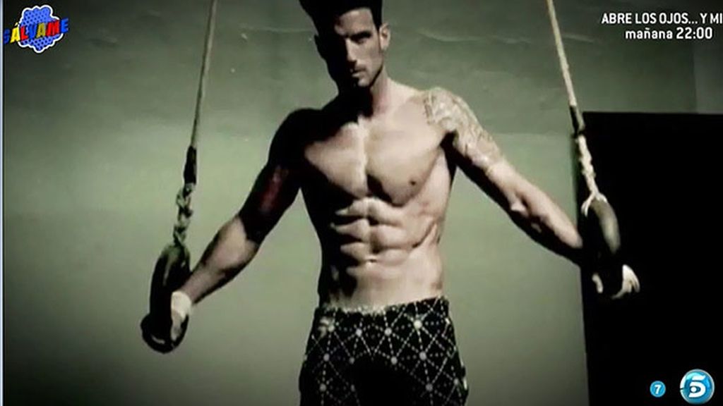 Así de sugerente posa el modelo para la portada de la revista Hunter