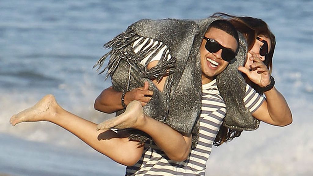 Selena se divierte en la playa sin Justin