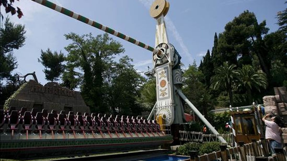 La atracción Hurakan está siendo la primera en ser revisada exhaustivamente por técnicos y por ello ha sido la única cerrada durante el día de hoy en el parque de atracciones del Tibidabo. EFE