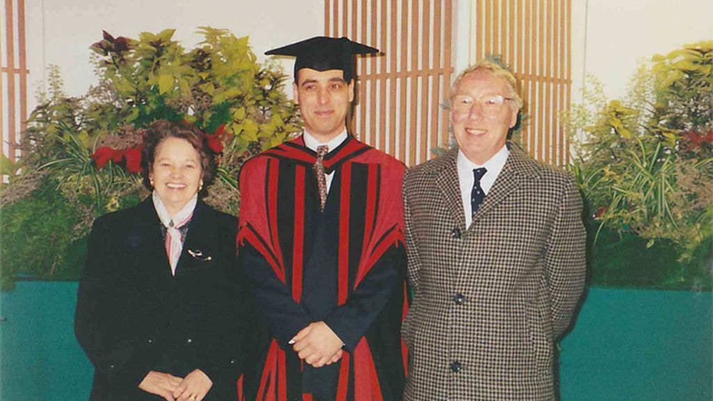 Joan y Walter Moss posan en la graduación de su hijo