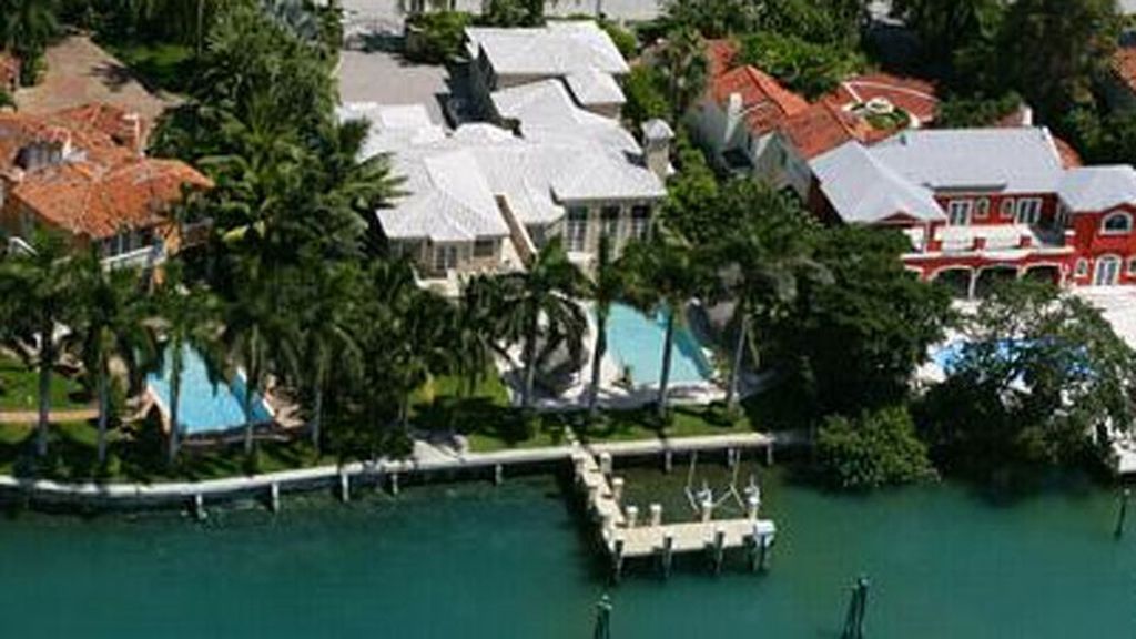 La casa tiene 800 metros cuadrados, embarcadero y piscina