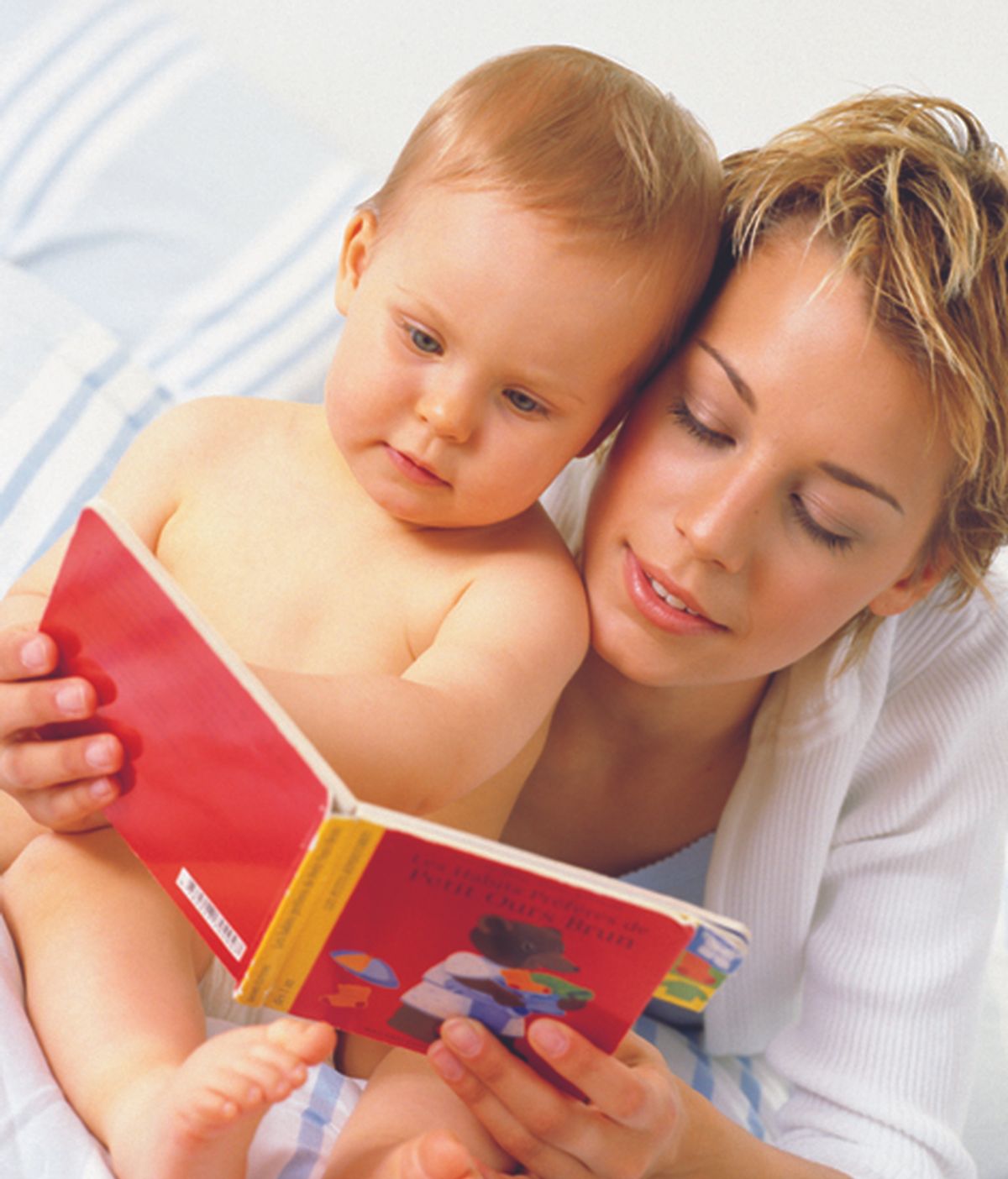 Leer un cuento a su bebé antes de dormir es tan importante como una buena alimentación
