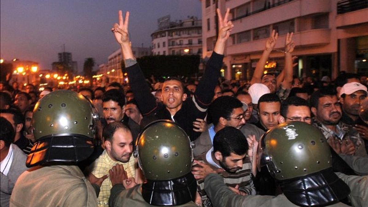 Varios cientos de manifestantes pertenecientes a cuatro organizaciones de universitarios en paro en 2007 durante unos altercados con la policía en el centro de Rabat. EFE/Archivo