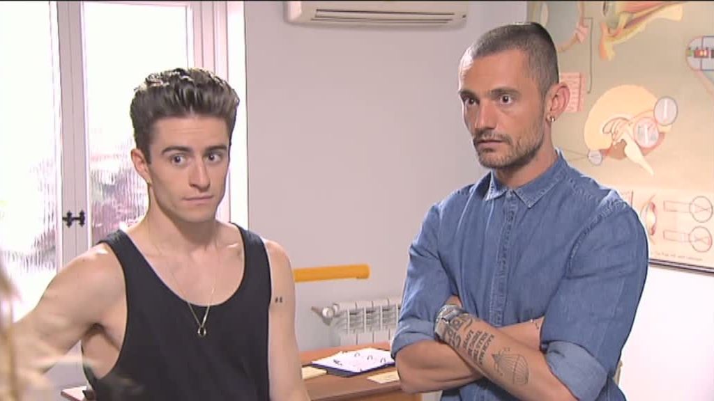 Lola quiere que el diseñador le haga a su madre un vestido de novia