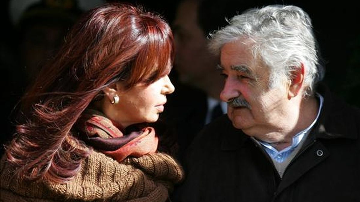 En la imagen el presidente de Uruguay, José Mujica (d), conversa con su homóloga de Argentina, Cristina Fernández (i). EFE/Archivo