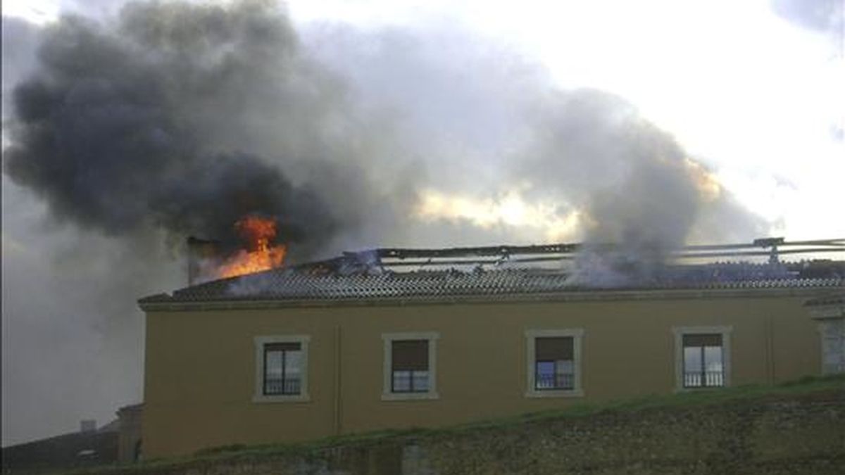 Llamas y humo en el hotel Palacio Maldonado de Chaves, en Ciudad Rodrigo, donde esta tarde se ha declarado un incendio que no ha provocado víctimas mortales pero que ha dejado dañada la cubierta del edificio. EFE