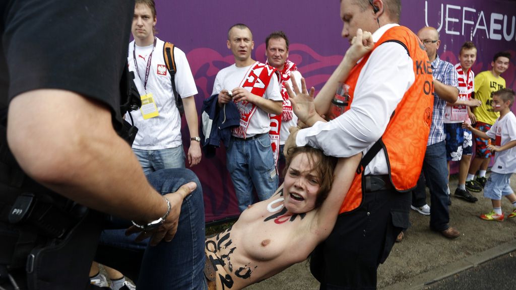 Mujeres polacas se manifiestan desnudas en Varsovia antes del comienzo de la Eurocopa