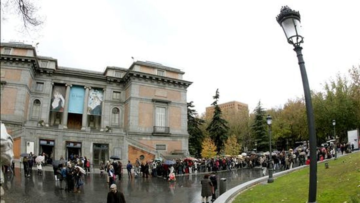 Cientos de personas esperan su turno para contemplar la exposición sobre Renoir, que actualmente alberga el Museo del Prado y que se podrá visitar todos los días de la semana durante el puente de la Constitución y Navidad, si bien se trata de una apertura ocasional puesto que los lunes no abre la pinacoteca. EFE