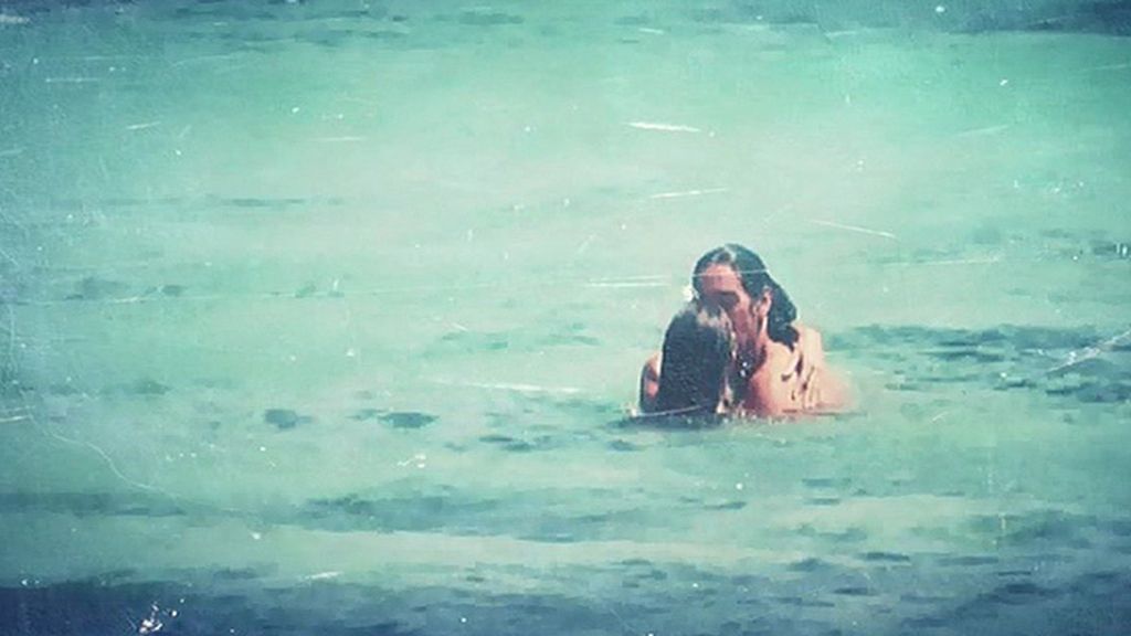 La presentadora y su pareja disfrutan del sol entre besos y abrazos