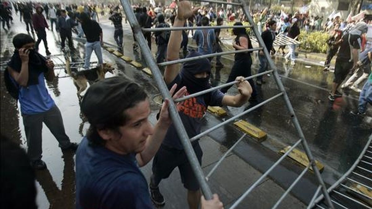 Un grupo de manifestantes instala barricadas a la policía hoy en Santiago de Chile, en el inicio de una huelga nacional convocada por la Central Unitaria de Trabajadores (CUT) en protesta contra las empresas que despiden trabajadores para afrontar la crisis financiera. EFE