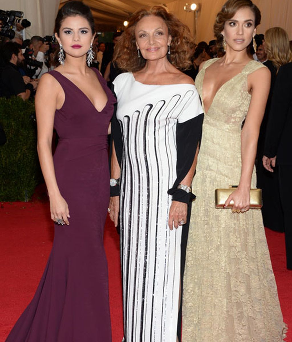 Diane von Furstenberg posa con Selena Gomez y Jessica Alba