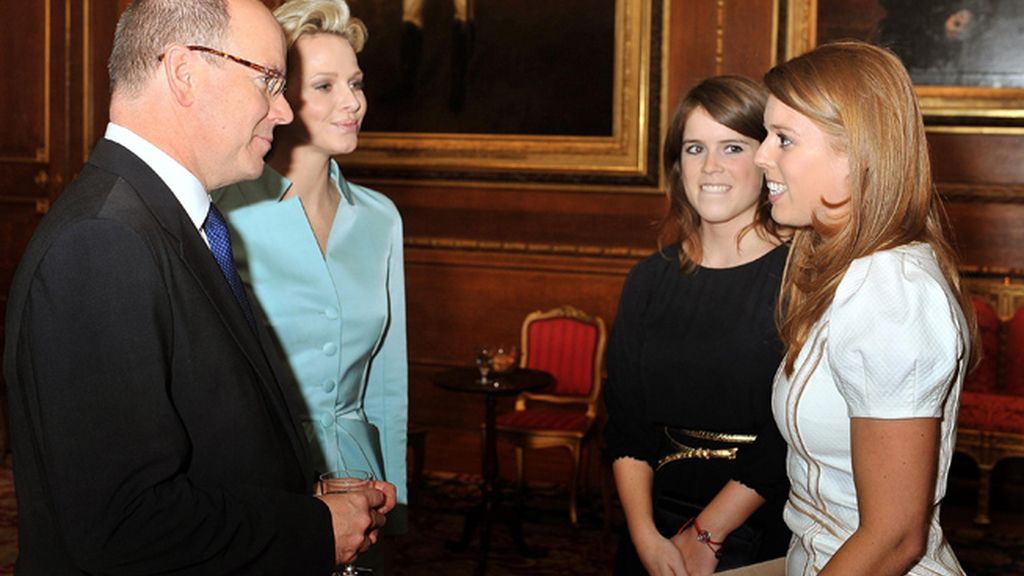 Los príncipes de Mónaco, Alberto y Charlene, junto a las princesas Eugenia y Beatriz