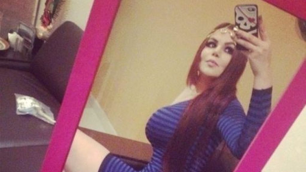 La 'Emperatriz de los Ántrax'revoluciona las redes sociales con su 'selfies'eróticos