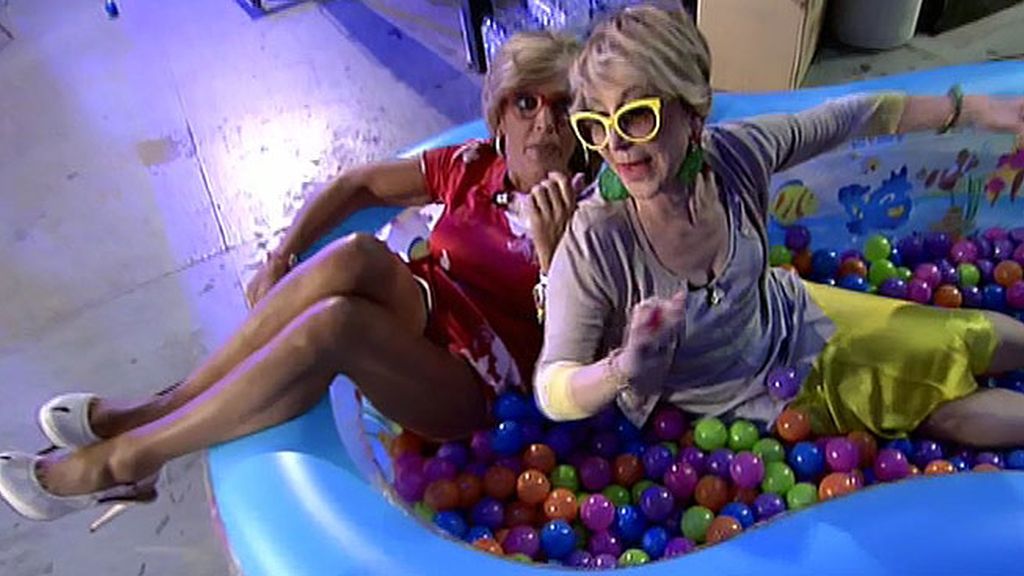 Kiko Hernández y Kiko Matamoros pasean a Karmele Marchante en piscina