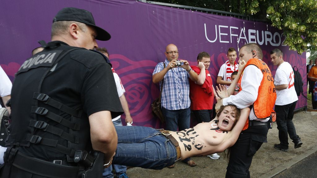Mujeres polacas se manifiestan en topless contra la Eurocopa
