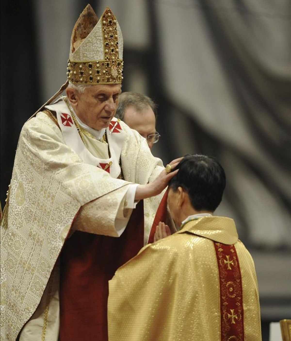El papa Benedicto XVI ordena obispo al hongkonés Savio Hon Tai-Fai, durante una ceremonia en la la basílica de San Pedro del Vaticano. EFE