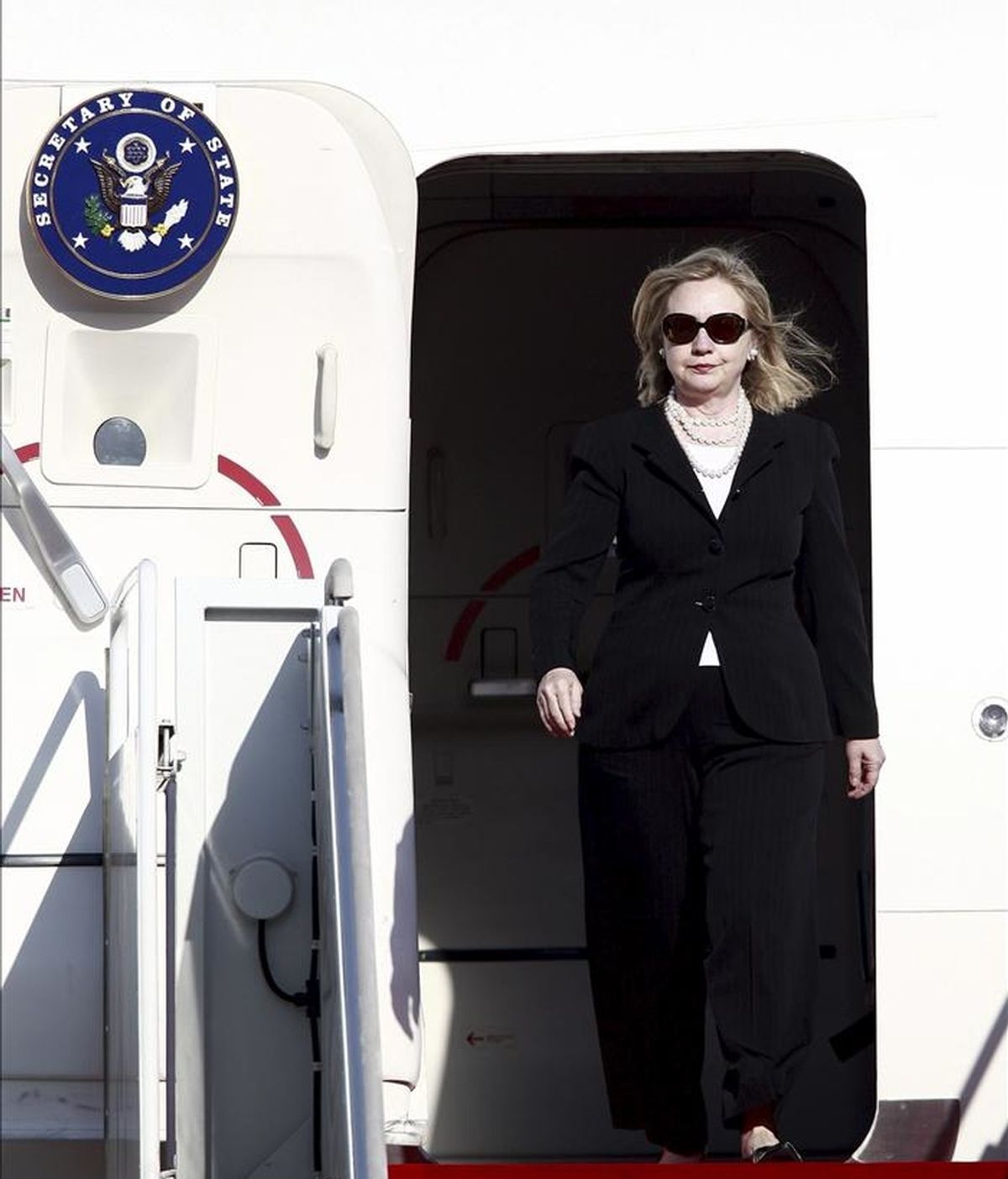 La secretaria de estado estadounidense, Hillary Clinton, a su llegada al aeropuerto de Seúl en Seongnam (Corea del Sur) hoy, sábado, 16 de abril de 2011. Clinton se encuentra en una visita oficial de dos días para reforzar la alianza entre ambos países. EFE