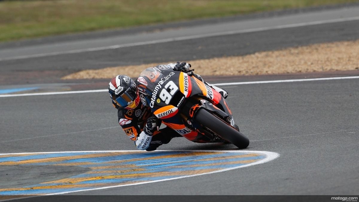 Marc Márquez tumba su moto durante los entrenamientos del GP de Francia