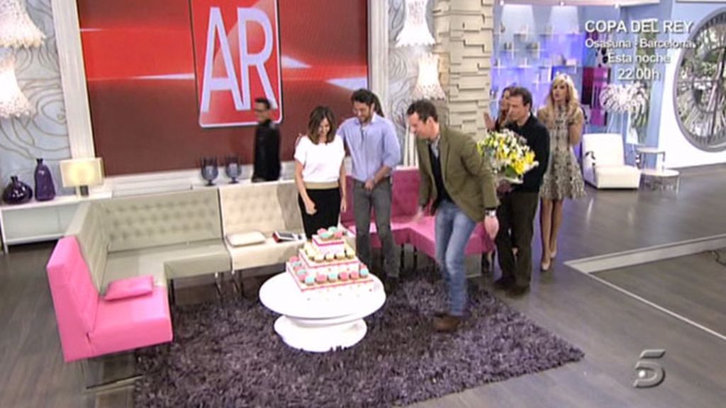 La presentadora ha recibido un ramo de flores y magdalenas por su cumpleaños