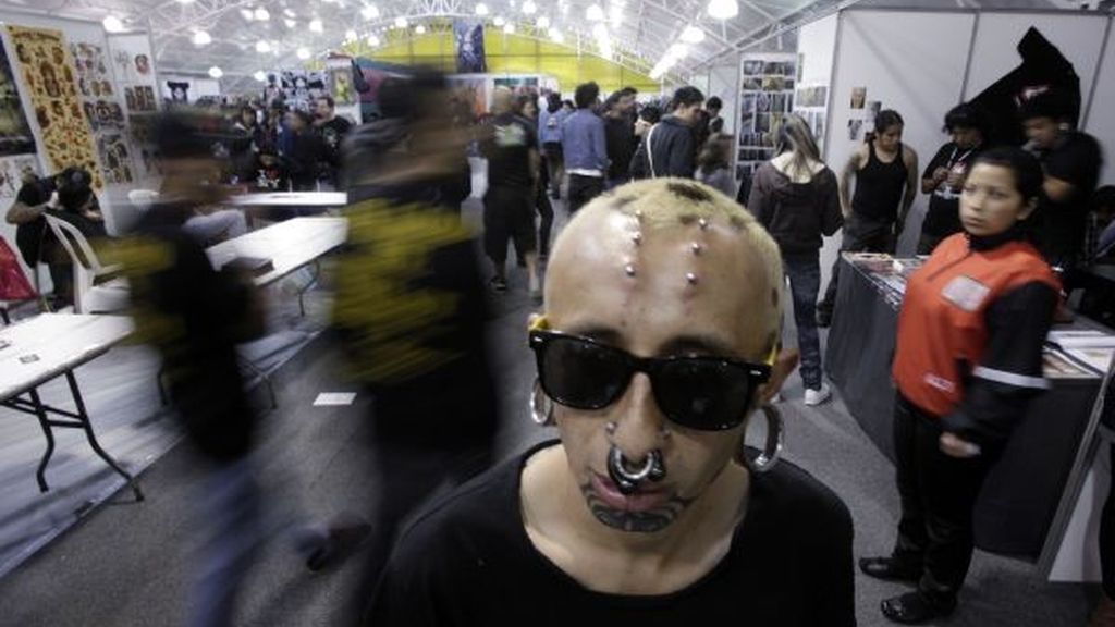 Piercings y pinchos en la cabeza