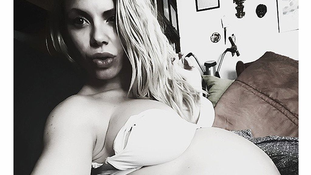 La extronista luce feliz su tripita premamá