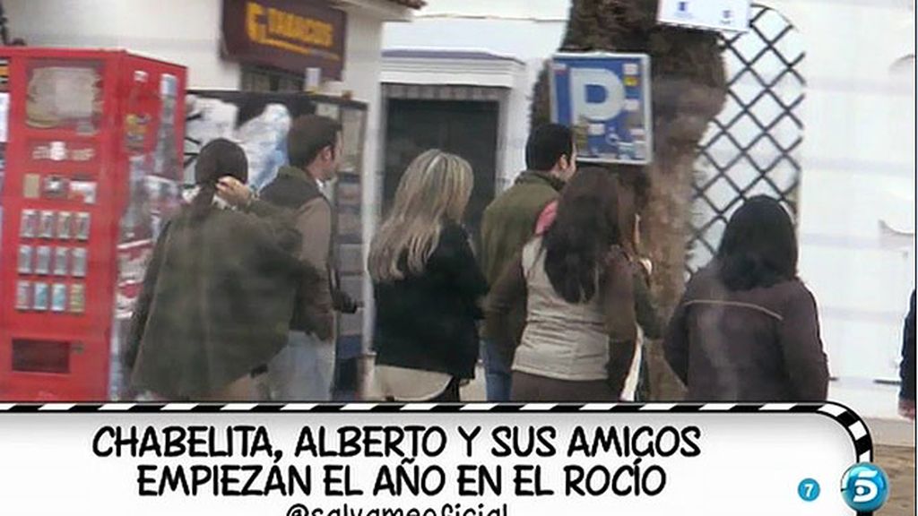La pareja, sonriente  y cómplice junto a unos amigos