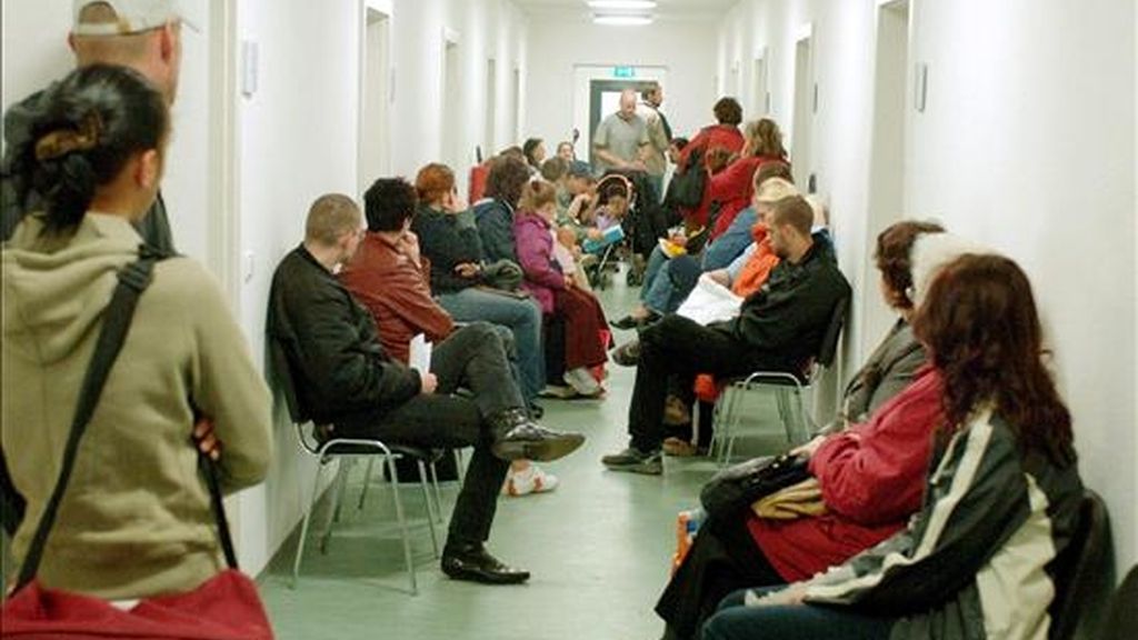 Desempleados esperan en un centro de empleo de Merseburg, Alemania. EFE/Archivo Desempleados esperan en un centro de empleo de Merseburg, Alemania. EFE/Archivo