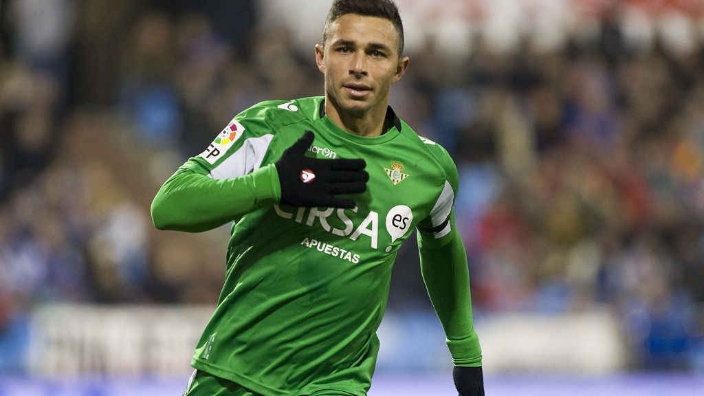 El delantero del Real Betis, Rubén Castro, celebra su gol ante el Zaragoza