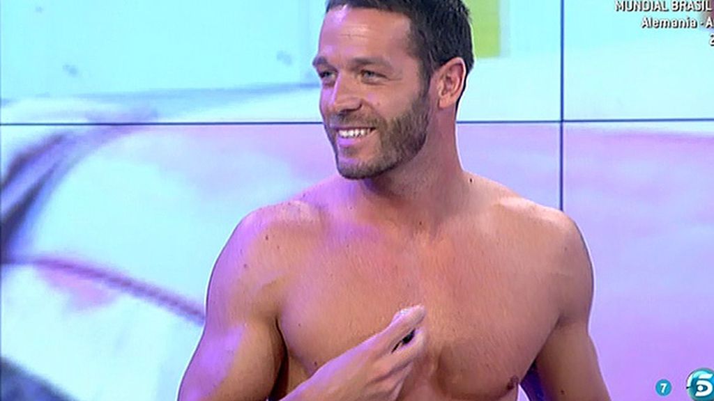 A petición popular, el extronista de 'Mujeres y hombres' presume de abdominales