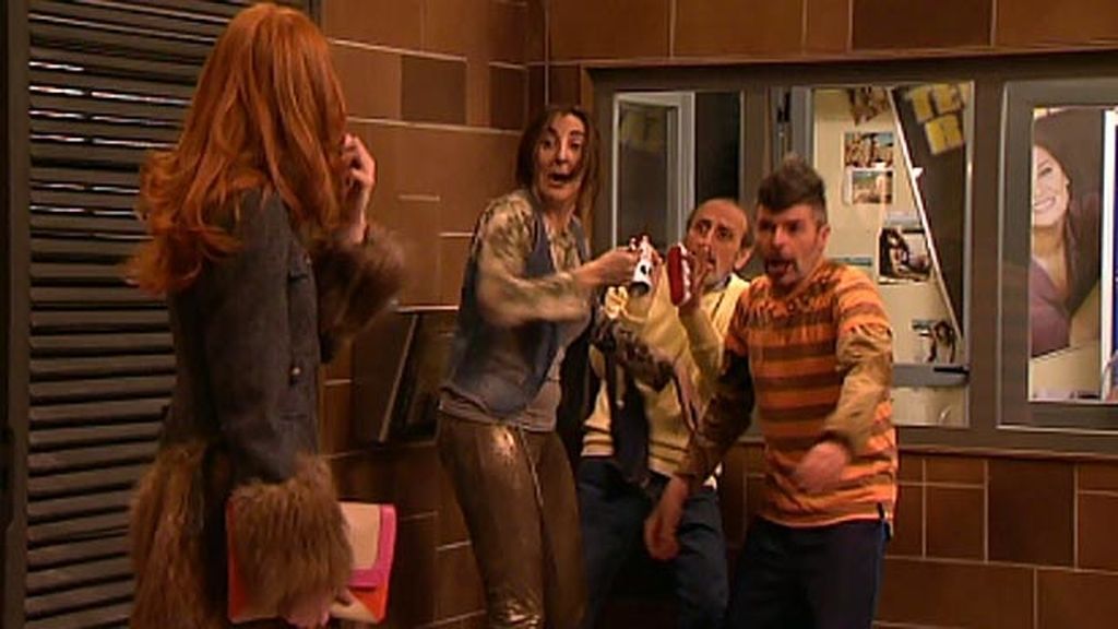 Enrique lleva el abrigo de Judith de 600 euros a las monjas