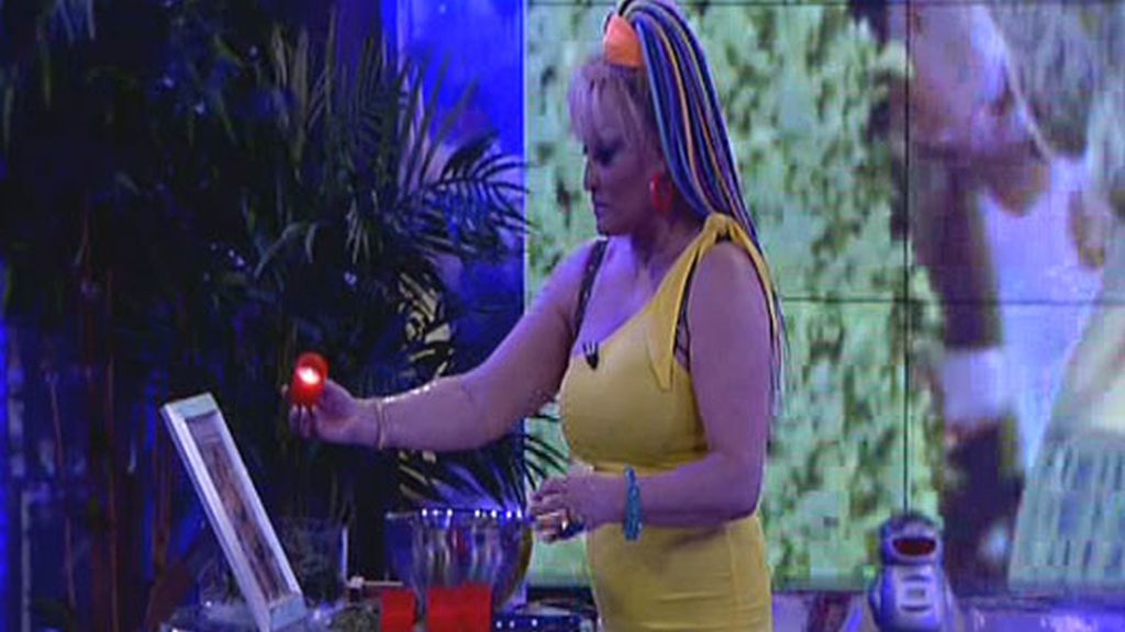 Aramís Fuster simula un exorcismo