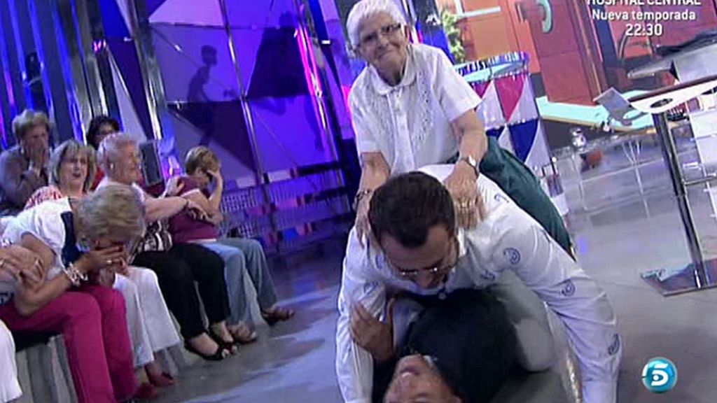 Colaborador y presentador acaban en el suelo