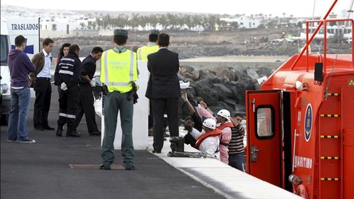 En la imagen, el cadáver de una mujer desaparecida en Lanzarote el pasado mes de enero arrastrada por un golpe de mar cuando mariscaba es subido a tierra, desde la embarcación de Salvamento Marítimo que lo trasladó hasta Arrecife. EFE/Archivo